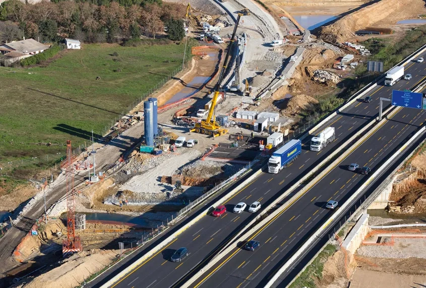 Au total, Agilis réalisera 90 km de séparateurs simples en béton adhérent (GBA) (photo du haut) et 12 km de caniveaux à fente (photo du bas).