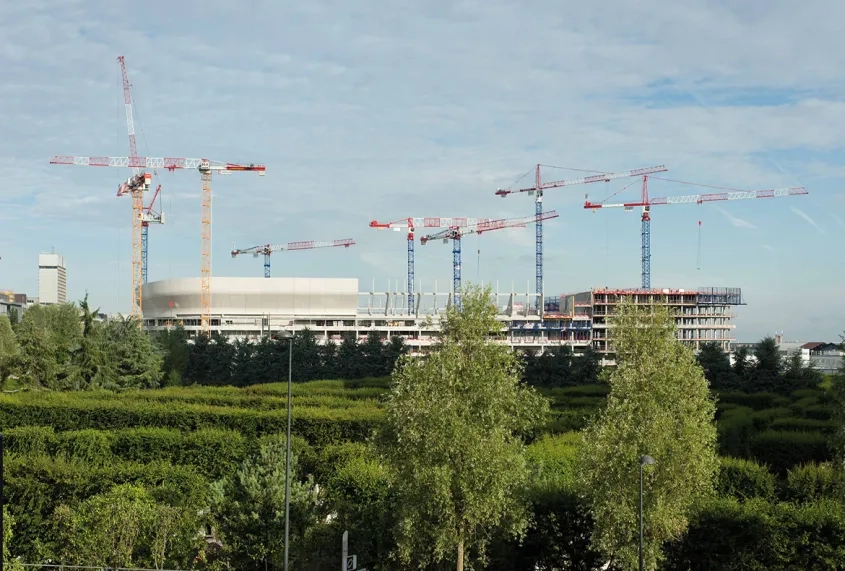 Vue d’ensemble du complexe Arena 92. sur la droite, l’immeuble de bureaux attenant au stade.