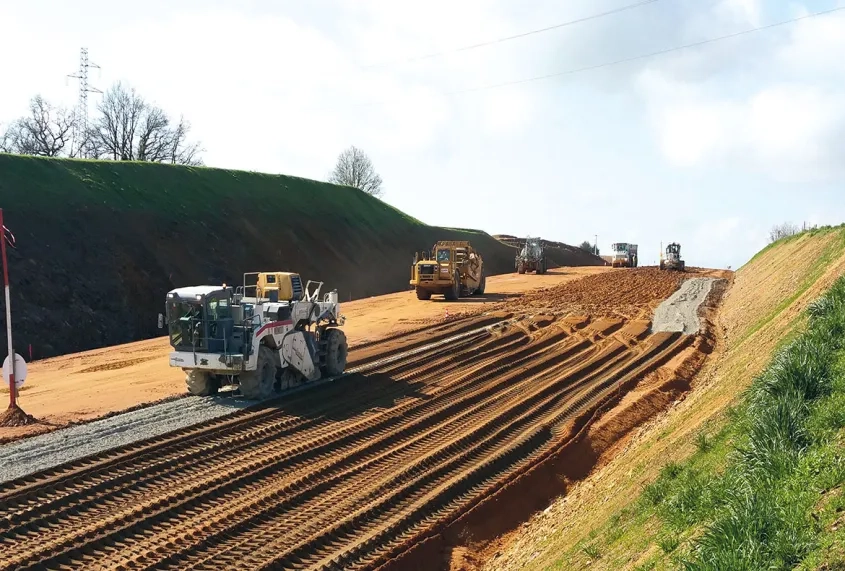 Environ 95 000 m² de couche de forme ont déjà été traités sur les 115 000 m2 prévus et une importante opération réalisée en mettant en oeuvre le liant Vicat LV TS 03 avec les matériaux granitiques présents dans les déblais situés dans la zone nord du chantier.