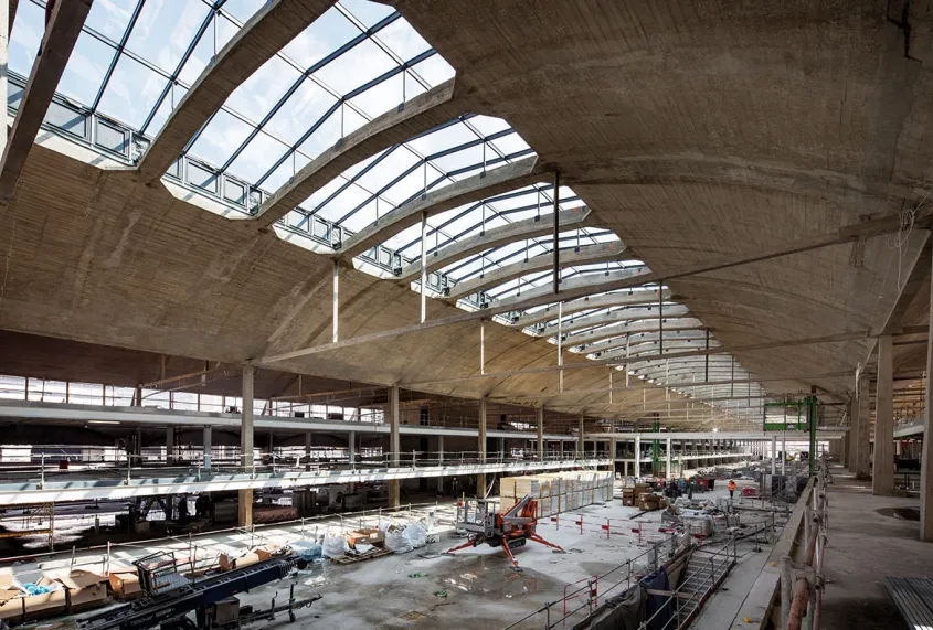 La halle se compose de trois nefs parallèles éclairées par des lanterneaux.