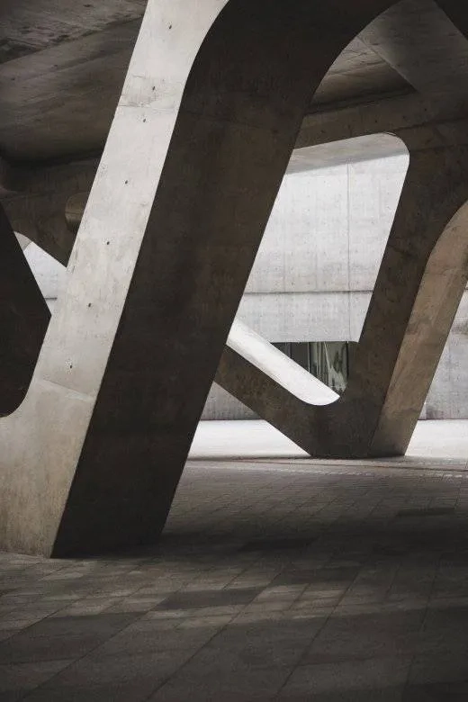 Poteaux en béton de forme V