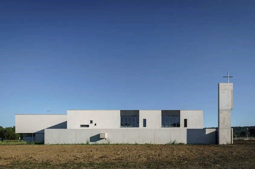 Le projet se compose de deux volumes qui jouent sur des glissements de l’un par rapport à l’autre.