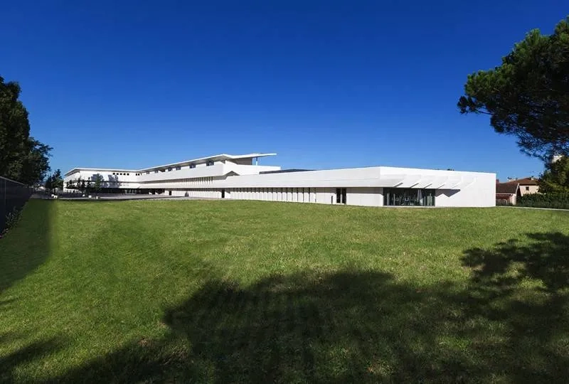 La volumétrie fuselée et ciselée des masses de béton blanc rythme l’édifice.