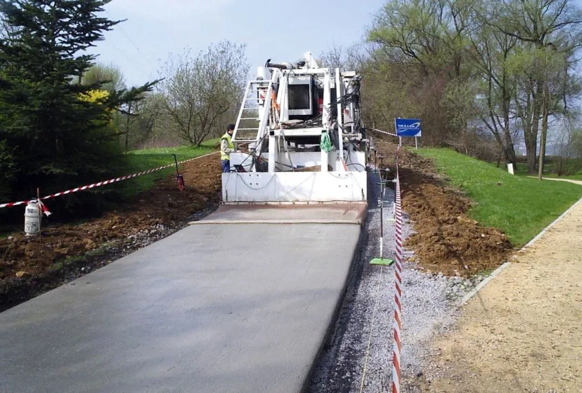 La réalisation de la piste cyclable a nécessité l'utilisation d'une Miller Ml-1800 pour couler 500 mètres linéaires en moyenne par jour.