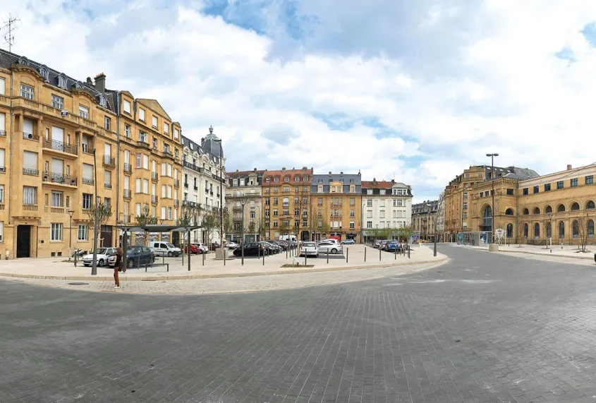 La couche de roulement a adopté di érentes colorations selon le tissu urbain : couleur grise naturelle dans les nouveaux quartiers, basalte pour les carrefours et ocre-jaune teinté dans la masse en centre-ville.