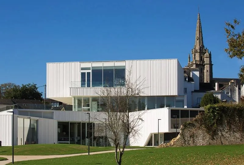 Les architectes ont établi un dialogue nécessaire entre le bâtiment neuf et l’habitat traditionnel.