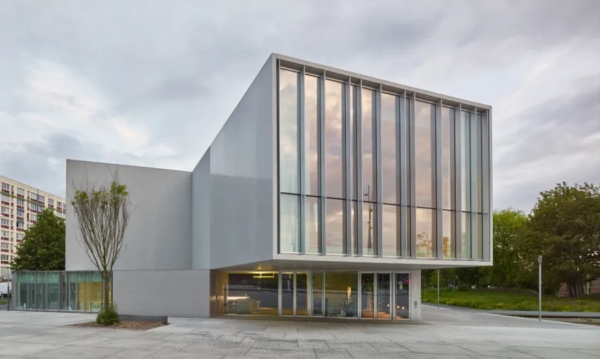 La grande salle de répétition, appelée le « Belvédère », vient en porte- à-faux sur la place.