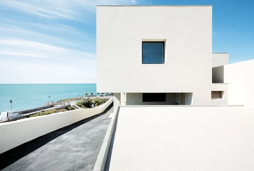 Le musée de la Mer affiche une architecture blanche aux lignes épurées et méditerranéennes, qui donne son unité à l’édifice et affirme sa dimension institutionnelle.