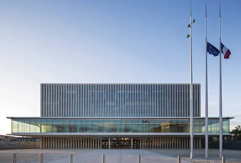Façade sud d’entrée destinée au public. elle est précédée d’un parvis qui contribue au caractère solennel du palais de justice.