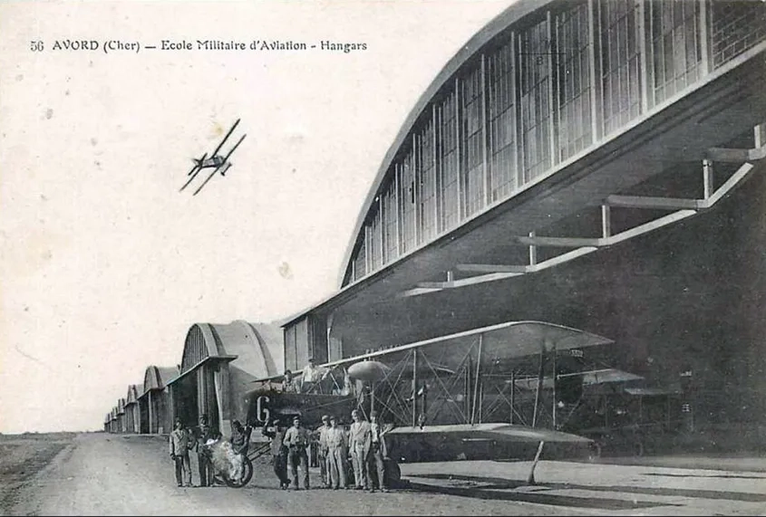 La série des 8 hangars- voûtes vers 1920.