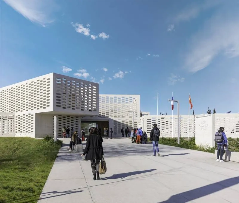 Marquant par un porte-à- faux l’entrée du lycée, le bâtiment d’accueil est caractérisé par son enveloppe traitée comme un claustra de béton.