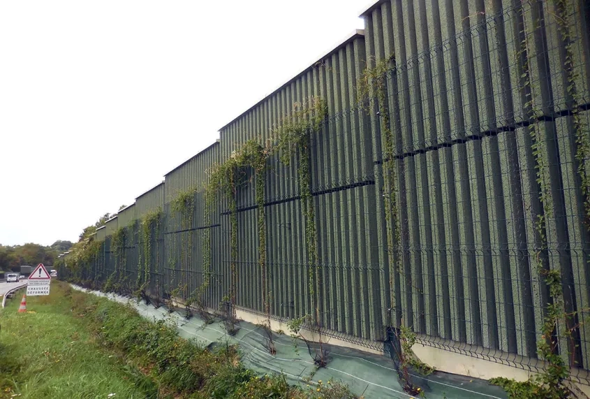 Quelque 30 000 m2 d’écrans SOUND TRAC ont déjà été installés en Île-de-France, notamment dans l’Essonne (à Lognes et à Saint-Michel-sur- Orge, le long de la RN 104, ainsi que depuis deux ans entre Arpajon et Longjumeau, sur la RN 20) ou dans le Val-de-Marne (à Orly).