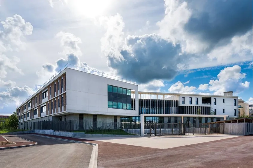 Pensée pour maximaliser ses performances énergétiques, la réalisation combine apports solaires passifs et fondations thermoactives.