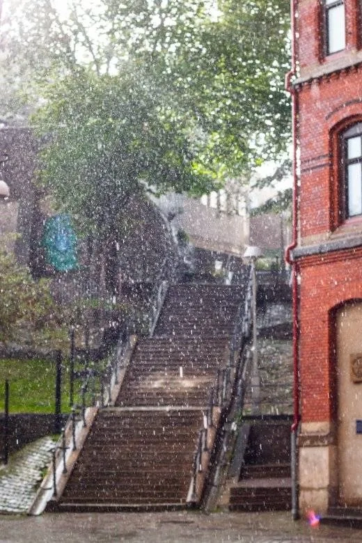 Escalier et coin d'immeuble briques sous la pluie by Evelina Friman on Unsplash