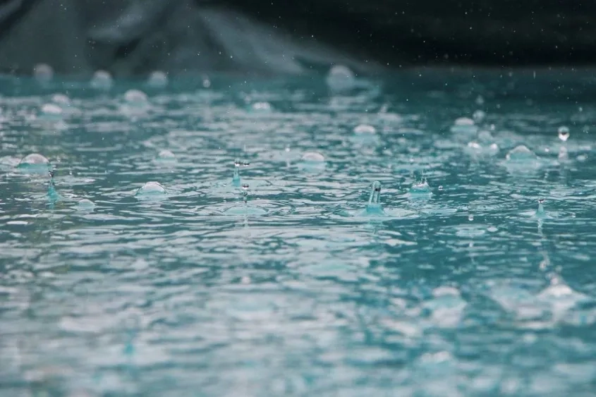 Gouttes de pluies en ralentit By Inge-Maria on Unsplash