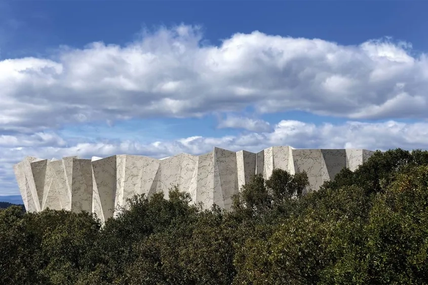 la réplique s’intègre dans le paysage, comme une falaise reconstituée.