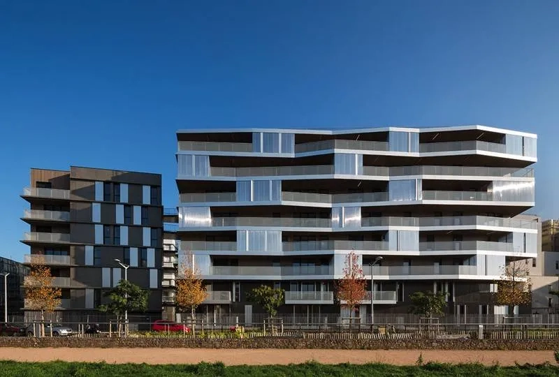 La décomposition de l’ensemble de logements en deux plots permet d’en maîtriser l’échelle et de conserver une transparence sur l’intérieur de l’îlot.