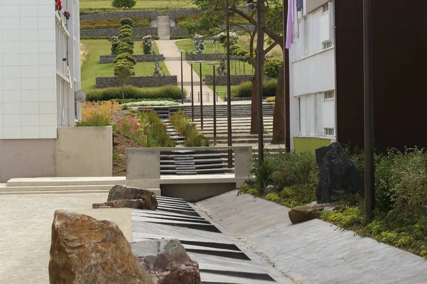Entre deux immeubles, une fontaine a été installée. Réalisée en béton noir à 3 %, finition lisse, elle est bordée de rochers naturels prélevés sur les lieux.