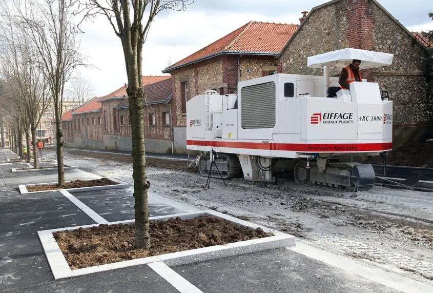 Rue Henri-Saint-Pierre, sur environ 140 m, le chantier s'est déroulé à proximité immédiate de l'école des Sapins. Disposés sur des trépieds (ici, à côté des chenilles), des capteurs ont mesuré les concentrations en HAP émises lors du retraitement.