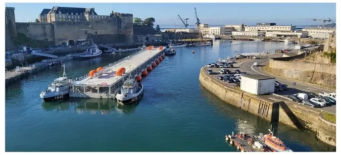 CM Un ponton flottant en béton armé pour accueillir les navires de combat