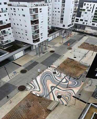 Vue de l’œuvre Marbre d’ici, de Stefan Shankland, durant la phase de chantier. Le motif ondulé évoque le lit de la Seine, qui passait là il y a 360 000 ans.