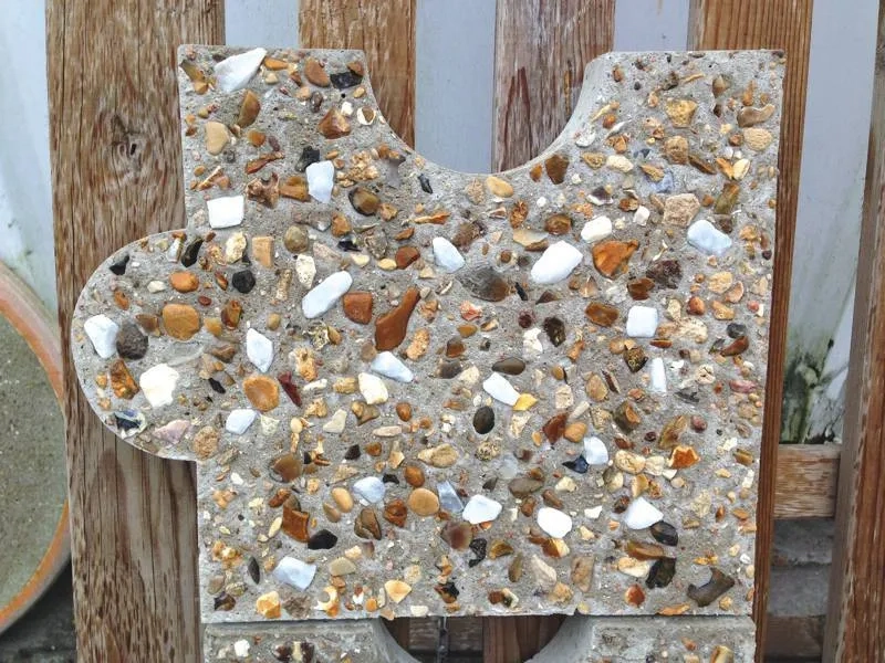 Exemple de béton clouté, avec une importante granulométrie (40/80), mettant notamment en œuvre du marbre blanc.