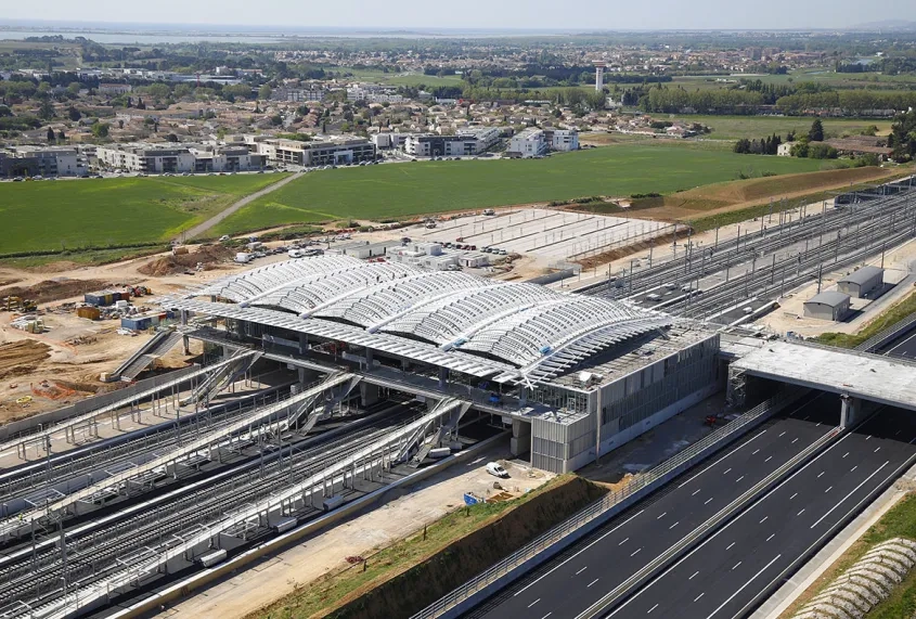 La gare de la Mogère est conçue comme un pont qui enjambe les voies de la nouvelle LGV, la rocade et l’a9.