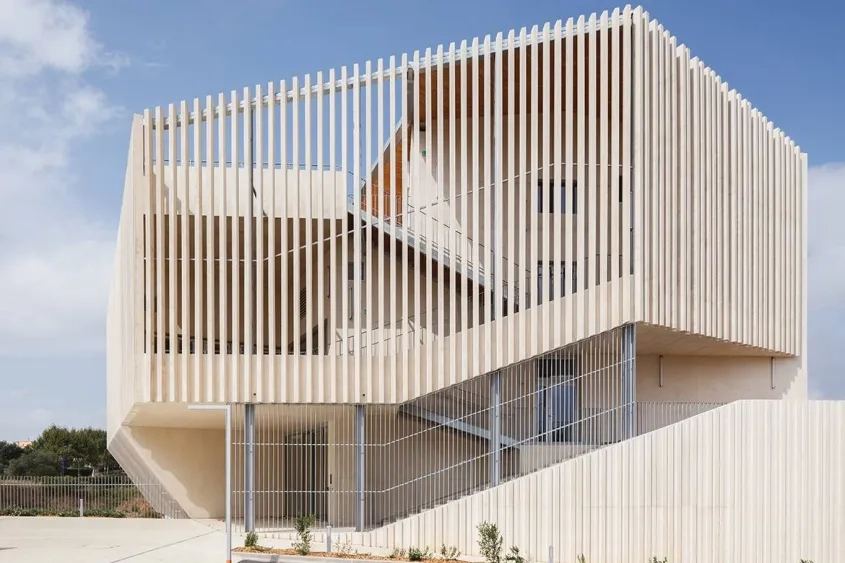 La finesse de l’écriture architecturale est due à la corres- pondance parfaite entre le traitement des parties pleines en béton matricé à bandes verticales et celui des lames préfabriquées formant les claustras.