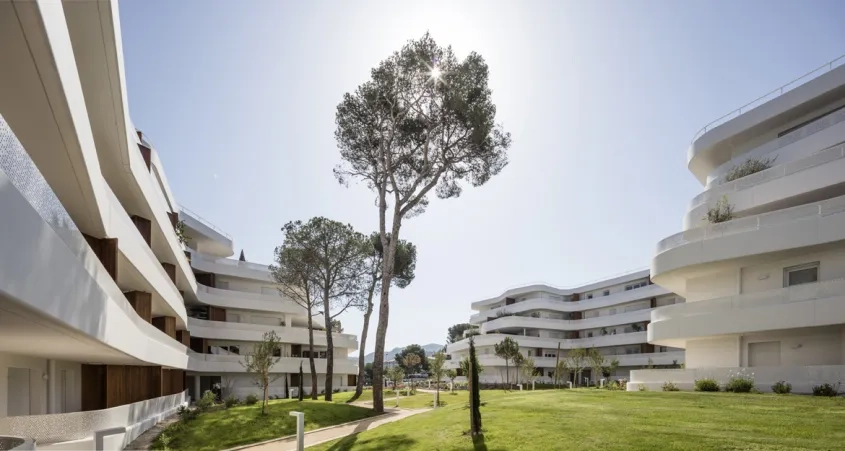 L’implantation en anneau comprend deux césures, dont l’une correspond à l’accès piéton, une ouverture laissant deviner au loin le massif des Calanques.