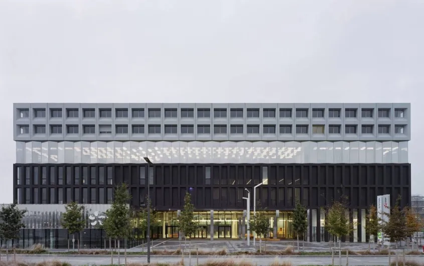 Le bâtiment central composé de 3 strates horizontales marquées par un changement de rythme des ouvertures et un matériau différent correspondant à la répartition du programme par niveaux.