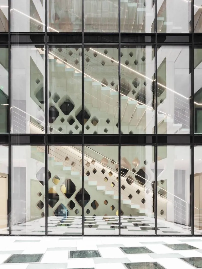 L’escalier est éclairé naturellement par la façade entièrement vitrée.