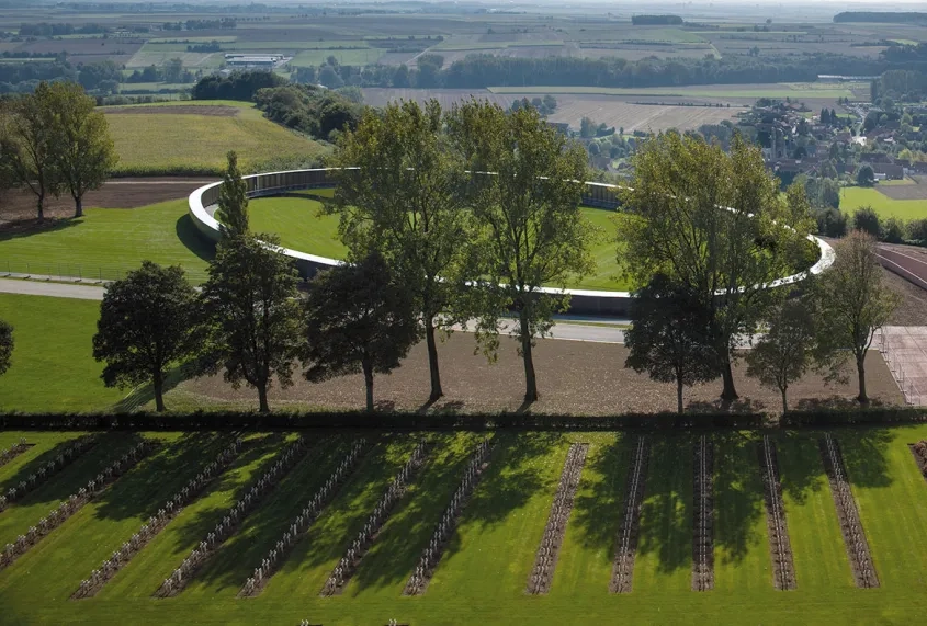 Le mémorial international de la grande guerre prend place en contrebas du cimetière militaire.