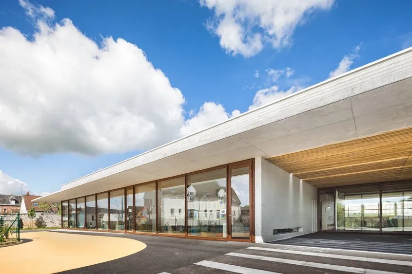 La façade sud, protégée par le porte-à-faux des rayonnements solaires, est entièrement vitrée à l’endroit des salles de classe.