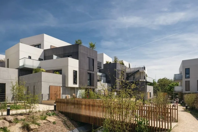 Les architectes ont laissé la part belle aux espaces verts. un petit cours d’eau traverse le cœur de la résidence.