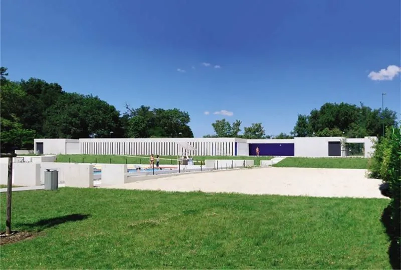 Le nouveau bâtiment linéaire, conçu par l’atelier ATP, est rythmé par l’enchaînement des parois verticales et horizontales en béton, par des cours/patios en creux et la présence d’un grand claustra.