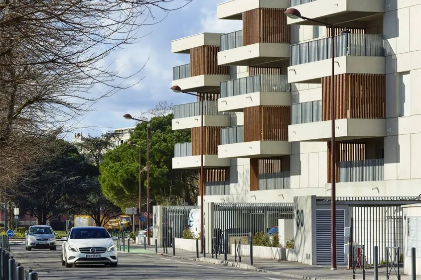 La conception en petits volumes à r+4 introduit une échelle humaine au sein du quartier.