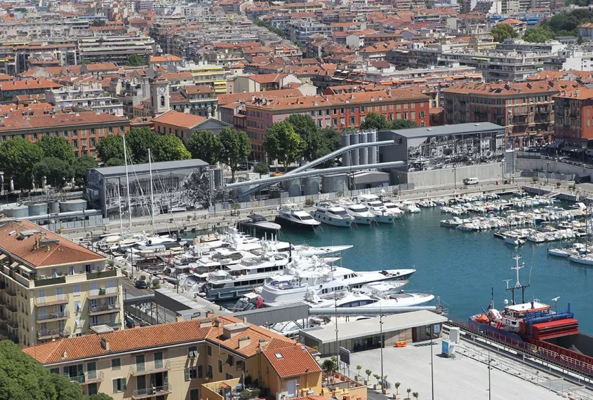 Port de Nice : la centrale à béton dissimulée par des bâches couvertes de reproductions de photos. Future implantation de la station Quai Cassini.