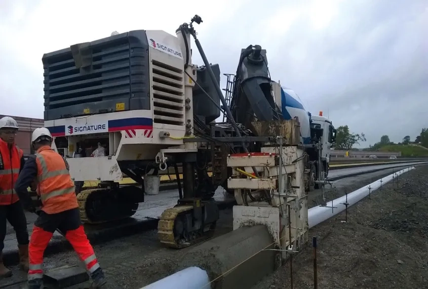 La réalisation de la poutre du réseau d'appel d'urgence (RAU) de l'A63 sur laquelle sera coulée la GBA (glissière en béton adhérent)