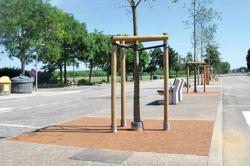 Les tours d’arbres ont retrouvé une nouvelle jeunesse. Hydromedia® permet de réaliser des aménagements esthétiques et totalement plats.