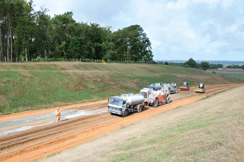 En septembre dernier, Colas a réalisé le dernier tronçon du contournement de Mussidan (Dordogne). Deux ateliers de traitement de sol, l’un basé à Agen (Lot-et-Garonne) et l’autre à Saint-Astier (Dordogne), sont intervenus simultanément.