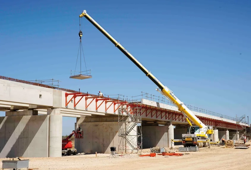 pour parer aux caprices du Vidourle, des estacades prolongent le viaduc franchissant la rivière. Ces ouvrages dits « de décharge de la plaine du Vidourle » assurent la transparence hydraulique.