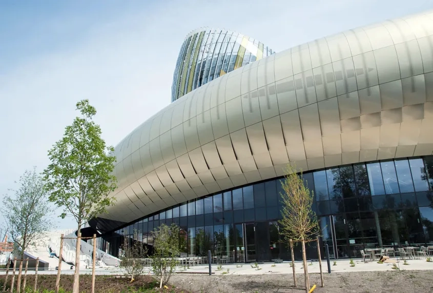 Les abords de l'immense nef dédiée au vin et conçue par les architectes Anouk Legendre et Nicolas Desmazières font la part belle au béton décoratif.