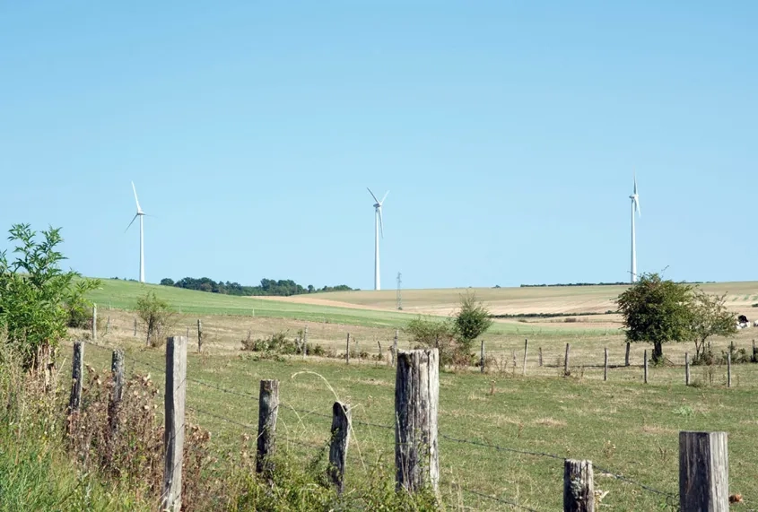 Trois éoliennes Enercon E82/2300 implantées au nord-est de la commune de Joux-la-Ville (Yonne). À terme, 27 éoliennes seront construites dans les environs.
