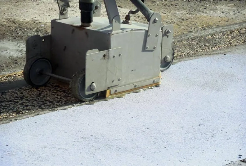 Le dispositif mobile Moby Cline® VBA : une unité centrale montée sur remorque (à gauche), reliée par 80 m de tuyaux flexibles à une cloche d’aspiration portative (à droite) et, à l’autre extrémité, à un big bag (à l'arrière-plan) pour le stockage des résidus ultimes.