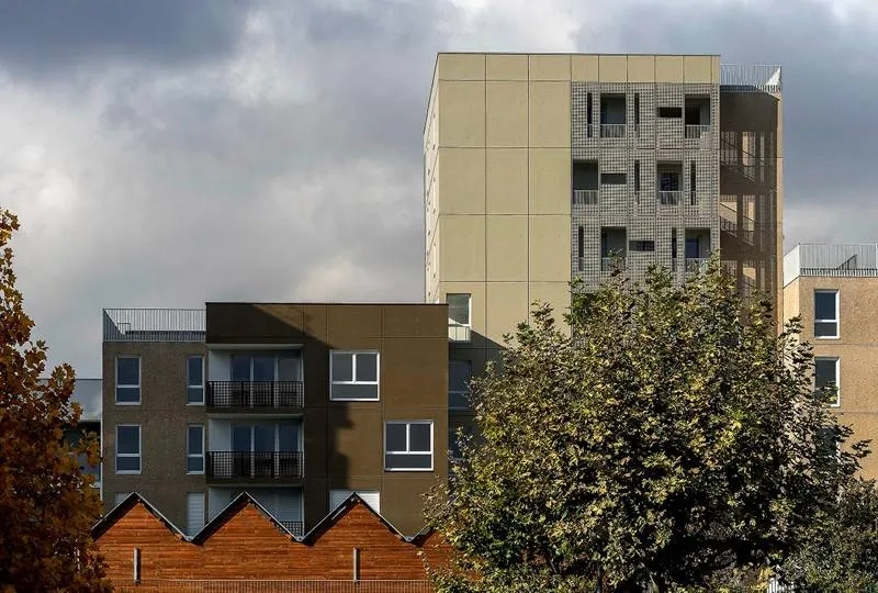 Façade est : chaque plot est marqué par une teinte différente
