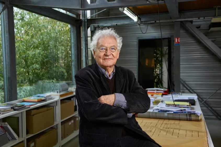 Portrait de Paul Chemetov dans son atelier