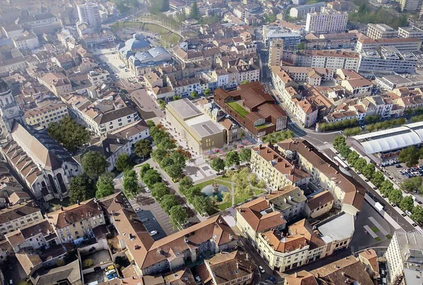 Autour de l’ancien collège Amiot, qui sera transformé en conservatoire à rayonnement départemental (CRD) de 2 200m2 (bâtiment clair au centre), l’accès au centre-ville de Bourg-en-Bresse va accueillir 4 000 m2 d'espaces commerciaux et de nombreux espaces végétalisés, mis en valeur par le béton décoratif