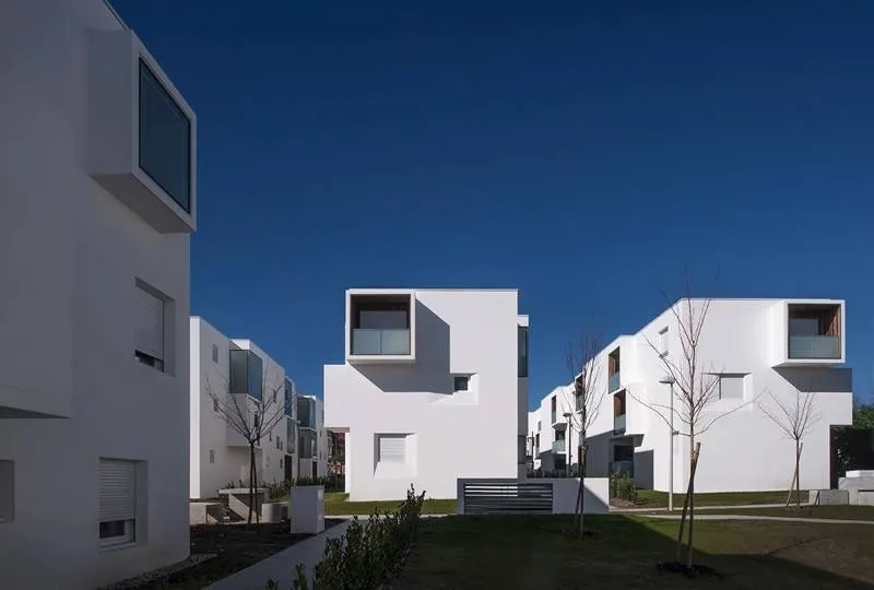 Dans l’alignement des immeubles de l’îlot Jouanicot, le traitement des loggias évite les vues en vis-à-vis. Dans l’alignement des immeubles de l’îlot Jouanicot, le traitement des loggias évite les vues en vis-à-vis.