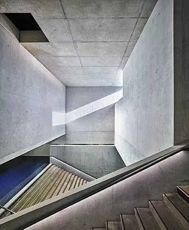 L’espace généreux et lumineux du hall se dilate dans le bâtiment. L’espace généreux et lumineux du hall se dilate dans le bâtiment.