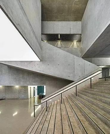 L’espace généreux et lumineux du hall se dilate dans le bâtiment. L’espace généreux et lumineux du hall se dilate dans le bâtiment.